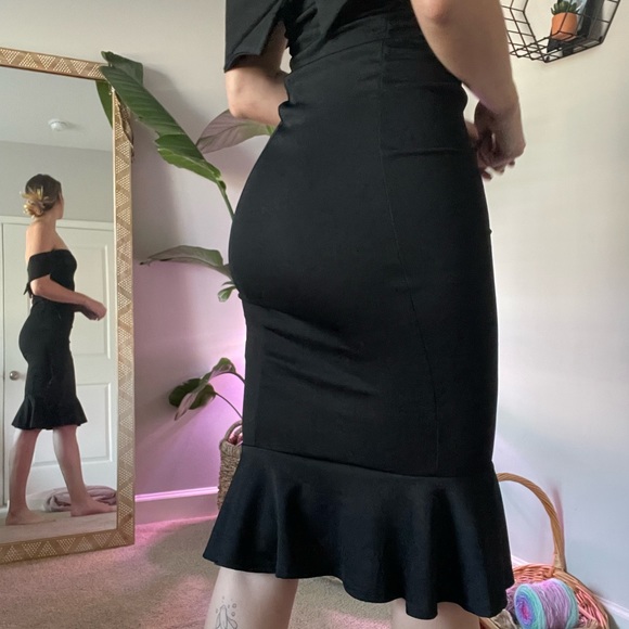 Pretty Little Thing off the shoulder dress, fitted to the knee with flare hem - Picture 6 of 6